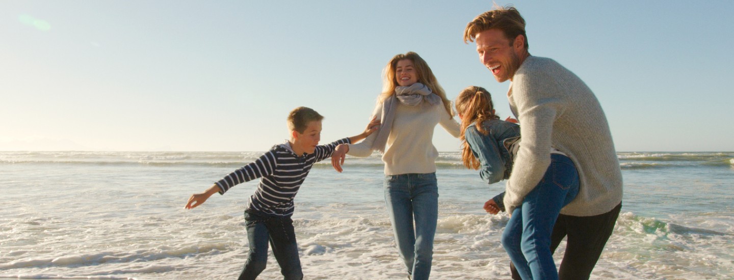SH - Beeld herfst 2025 spelende kinderen met mama en papa.jpg