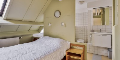 Albatros_1_Ysermonde_vakantieverhuur_dubbelbed_badkamer.jpg
