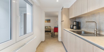 Bel_Air_kelderverdiep_Middelkerke_vakantieverhuur_zeedijk_zicht_keuken_living.jpg