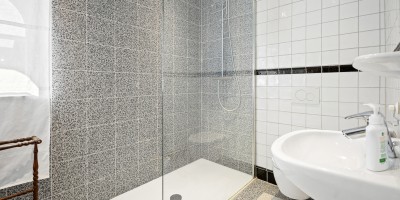 Villa_Azur_Westende-Bad_vakantieverhuur_centrum_Villa_badkamer_douche_1.jpg