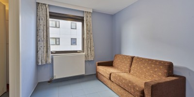 De Bries A6 N2022 Slaapkamer 2 met zetelbed voor 2 personen en dressing.JPG