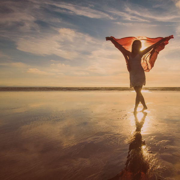 vrouw_op_strand_vakantieverhuur_servimoholidays.png