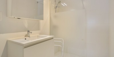 Wellington_C2_Modern_appartement_1_ slaapkamer_streepje zeezicht (9).jpg