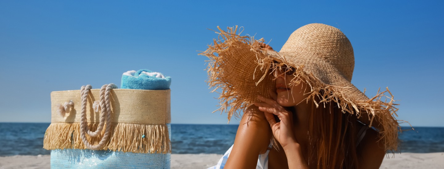servimoholidays_vrouw_op_strand_vakantie.jpg