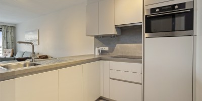 Wellington_C2_Modern_appartement_1_ slaapkamer_streepje zeezicht (8).jpg