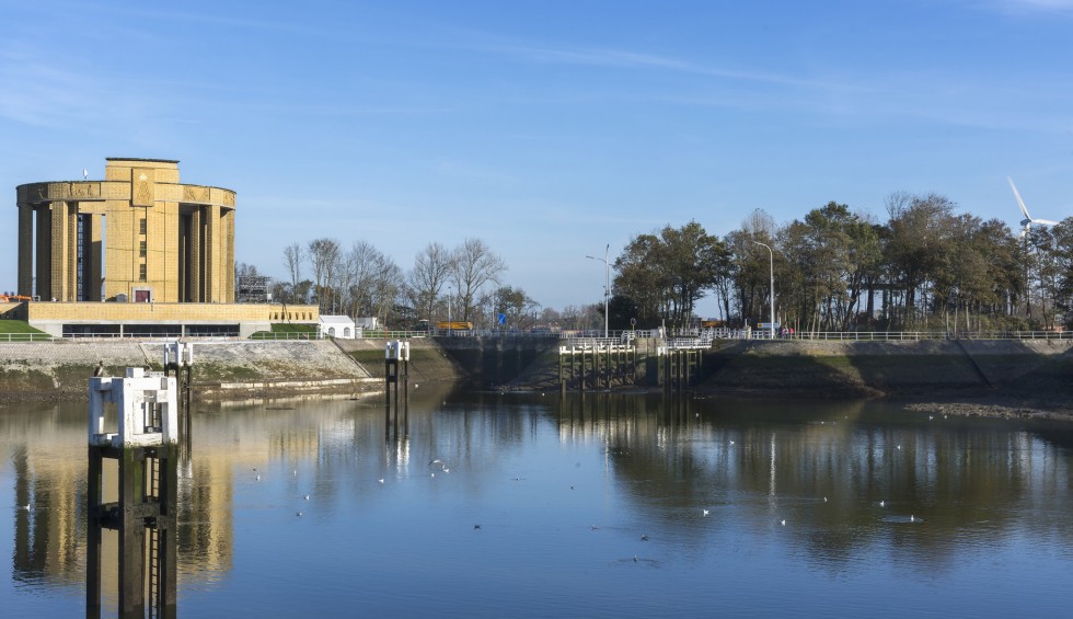 Ganzenpoot albertmonument in nieuwpoort-stad