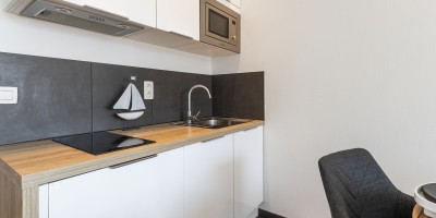 SanthooftE0504_studio_zonnekant_centrum_huren_Nieuwpoort_keuken.jpg