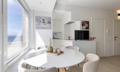 Carla_0401_Middelkerke_vakantieverhuur_zijdelings_zeezicht_overzicht_living.jpg