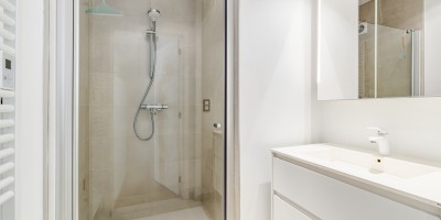 Happy_Dreams_0301_Westende_bad_vakantieverhuur_zijdelings_zeezicht_badkamer.jpg